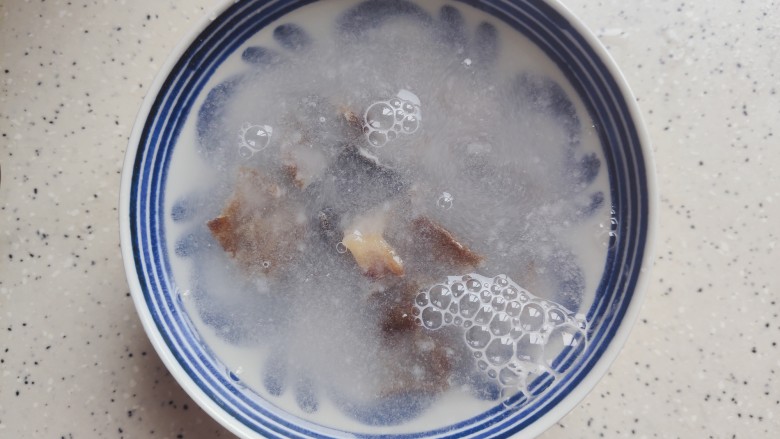 什锦虾仁,泡发好的木耳加少许面粉,搓洗干净