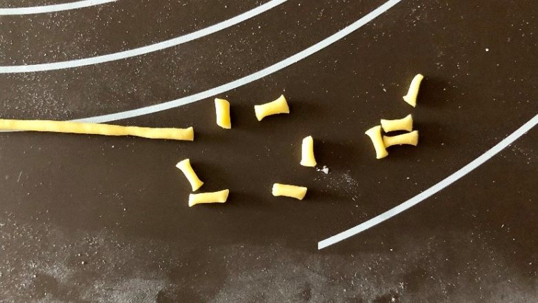 舍不得入口的樱花馒头,美美地开放在餐桌上,取一小团面团,揉进南瓜粉,揉成黄色的小面团。然后开始做花蕊,取一点点黄色的小面团,搓长,切成若干小段,搓成两头尖尖的形状;