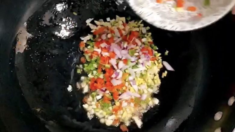 糖醋虾,倒入配菜翻炒