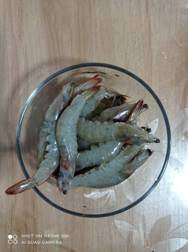 糖醋虾,<a style='color:red;display:inline-block;' href='/shicai/ 301'>鲜虾</a>洗净,去除,爪爪
