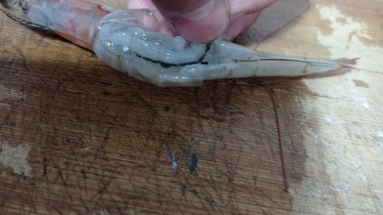 糖醋虾,背部切开,去除虾线