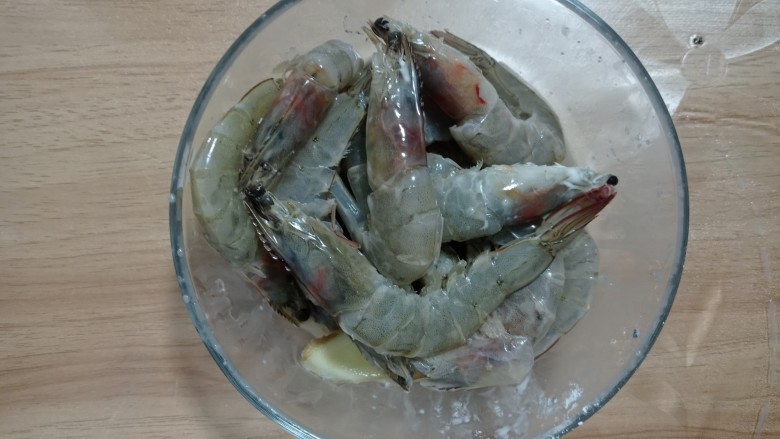 糖醋虾,抓均匀腌制15分钟
