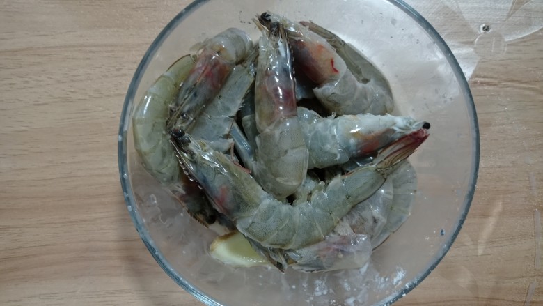 糖醋虾,抓均匀腌制15分钟