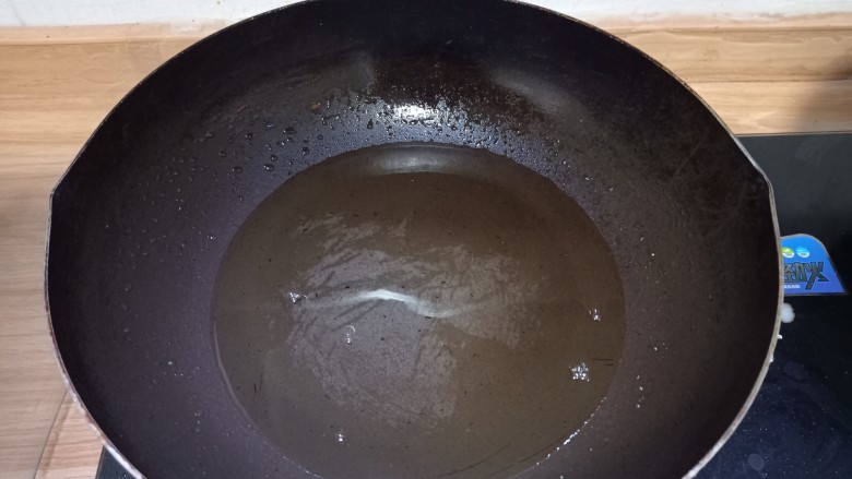 糖醋虾,锅内烧油,烧至三成热