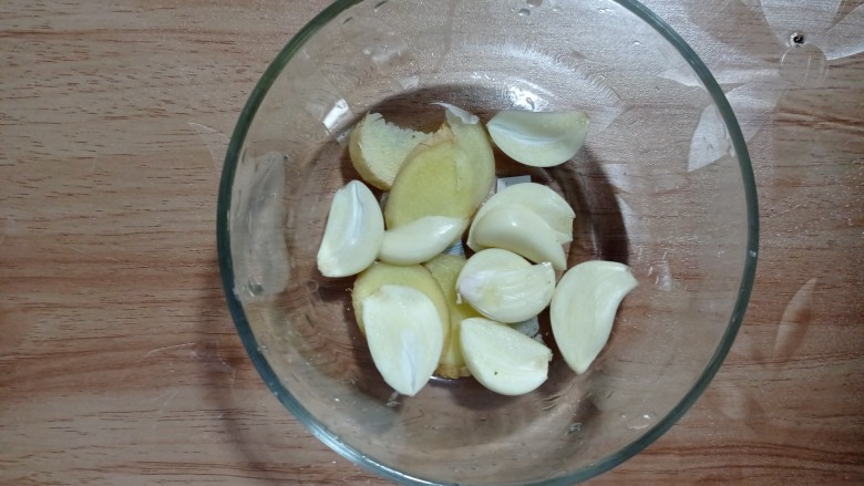糖醋虾,生姜片,蒜片待用