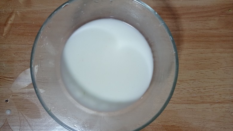 糖醋虾,玉米淀粉调成汁,待用