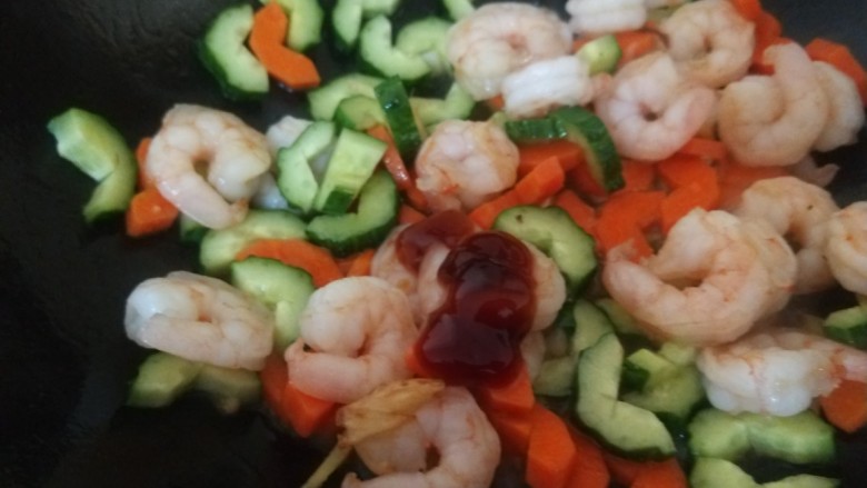 什锦虾仁,加入适量生油,耗油。