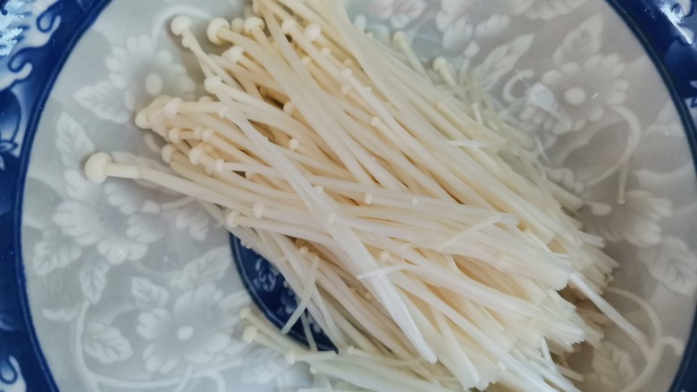 番茄米线,金针菇切去根部,洗干净备用