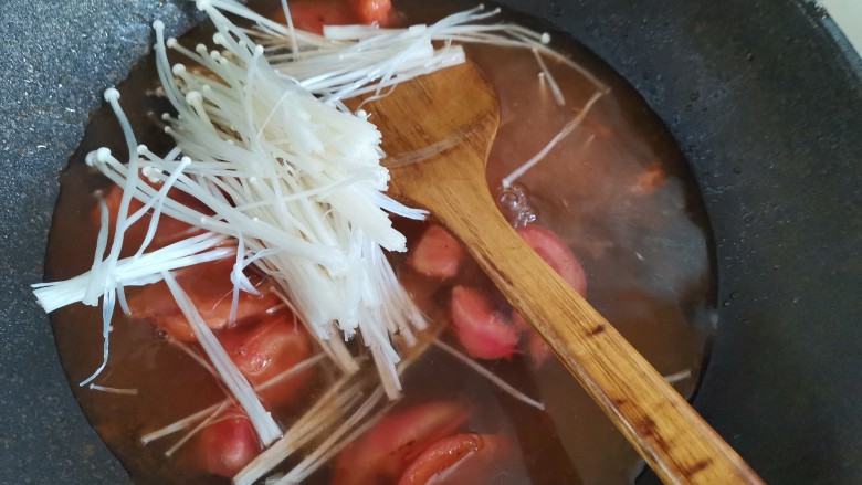 番茄米线,起锅烧油,下入西红柿翻炒几下,下入金针菇,加入适量的番茄火锅料,加入适量的水