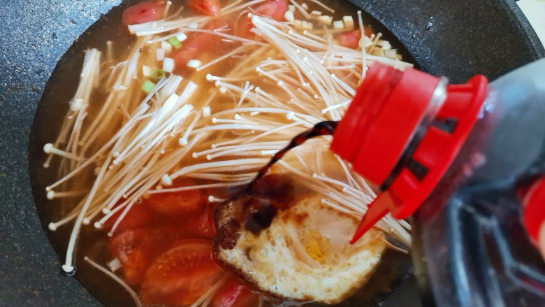 番茄米线,加入一勺<a style='color:red;display:inline-block;' href='/shicai/ 788'>生抽</a>,大火煮开