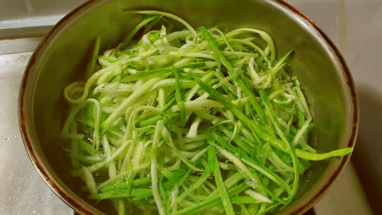 凉拌西葫芦,放入开水中汆烫,水中加入几滴食用油和2克盐。