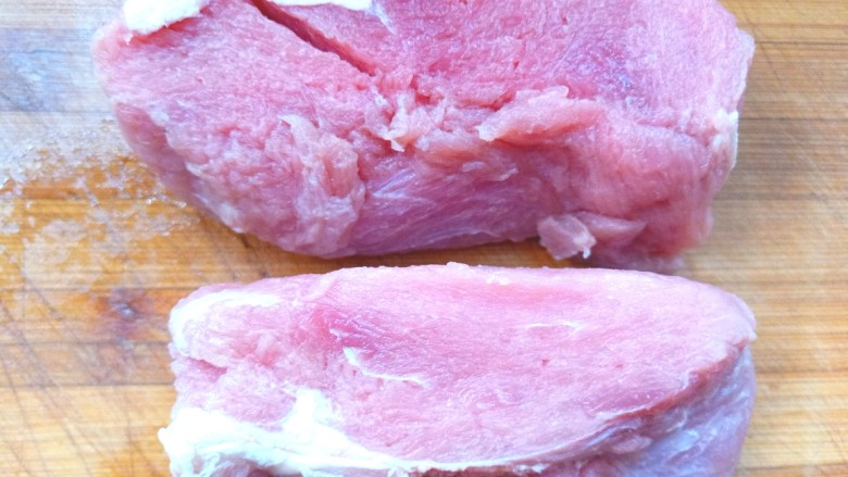 西红柿炖牛肉,取<a style='color:red;display:inline-block;' href='/shicai/ 216'>牛肉</a>洗净,用凉水泡洗一下血水,取出吸干水分