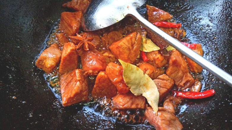 西红柿炖牛肉,下入备好的料,和<a style='color:red;display:inline-block;' href='/shicai/ 718'>料酒</a>翻炒