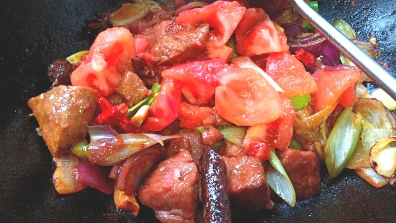 西红柿炖牛肉,加入西红柿,<a style='color:red;display:inline-block;' href='/shicai/ 788'>生抽</a>,翻炒均匀