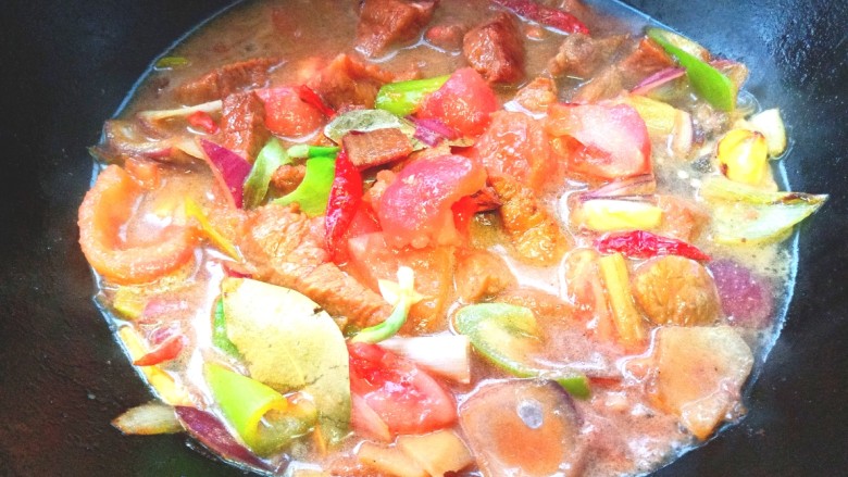 西红柿炖牛肉,加入适量的开水,小火炖至牛肉软烂,在加入盐,<a style='color:red;display:inline-block;' href='/shicai/ 717'>味精</a>