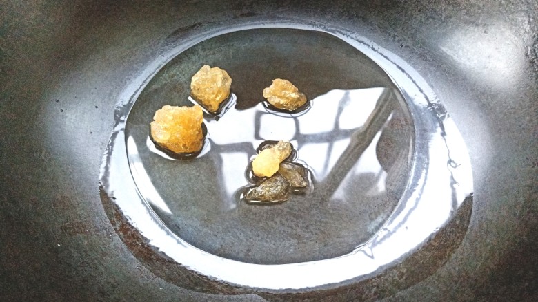 西红柿炖牛肉,起锅烧油,放冰糖炒至融化变色