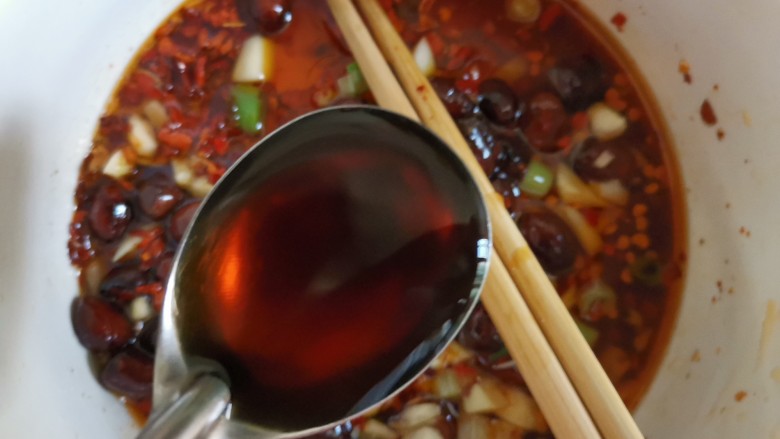 酸汤米线,再把热油泼在大蒜上面,加入2勺醋