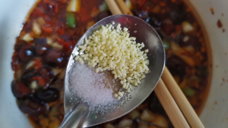 酸汤米线,加入适量的盐,鸡精搅拌均匀