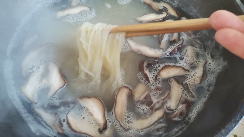 酸汤米线,锅里烧水,把米线煮熟