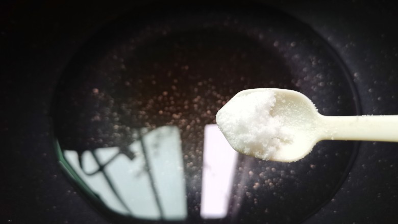 凉拌芦笋,锅中放入适量的水,加1勺的盐