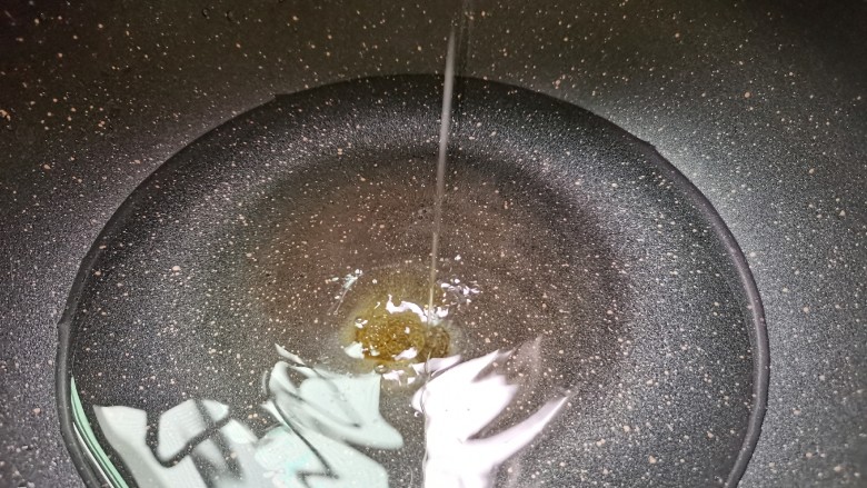 凉拌芦笋,少许的食用油煮开