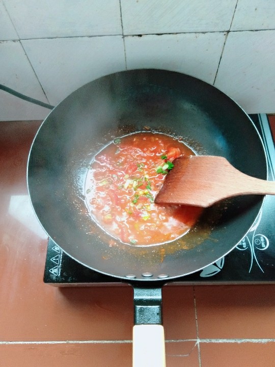 番茄米线,烧至汤汁浓稠,加适量盐,酱油调味,最后撒入葱花关火