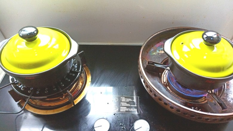 番茄米线,加入水,烧开