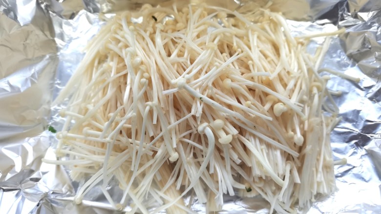 锡纸金针菇,锡纸放入烤盘底部刷一层油,放上金针菇