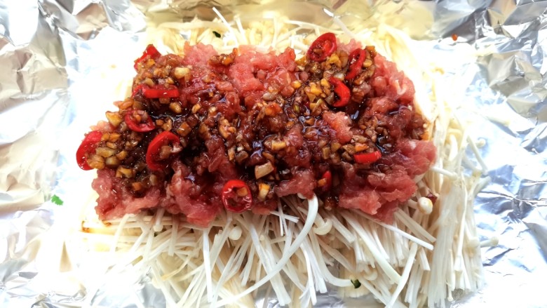 锡纸金针菇,倒上料汁,锡纸四面粘紧