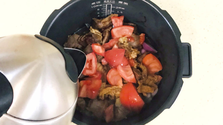西红柿炖牛肉,浇上热水,不要加冷水,冷水会使得牛肉缩水