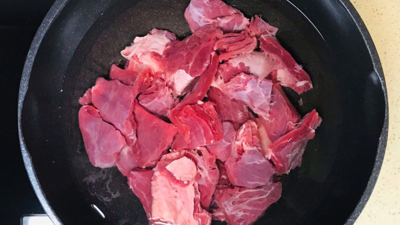 西红柿炖牛肉,加入锅里,加冷水