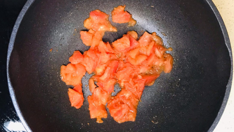 西红柿炖牛肉,加入一半的西红柿,煸炒至西红柿融化