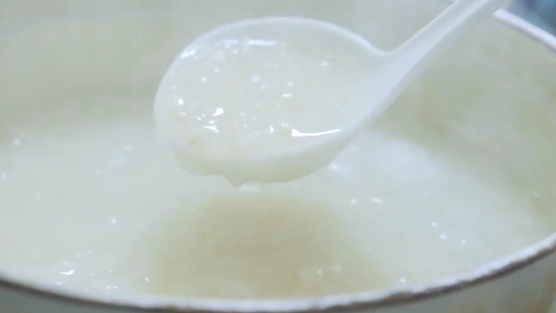 白米粥和七个小配菜,步骤二:熬到浓稠。