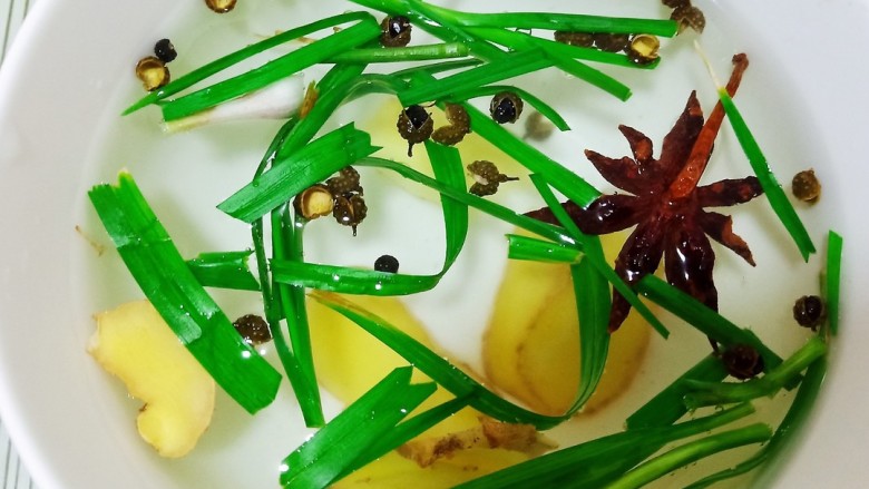 玉米面鲜肉包,将姜片和小葱,八角和花椒用开水浸泡下,做个葱姜水