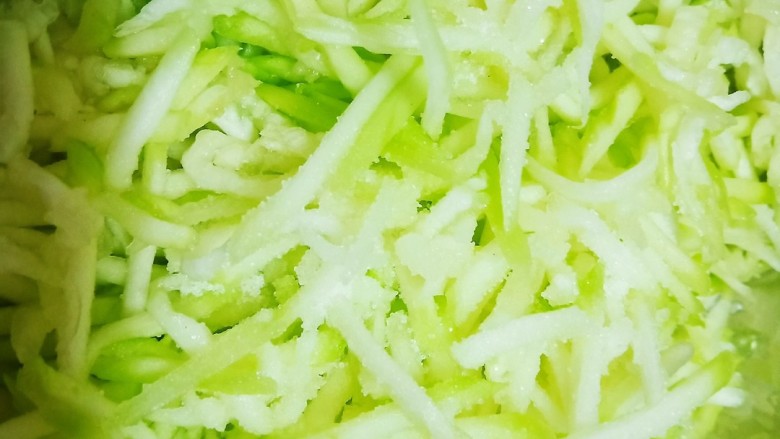玉米面鲜肉包,一个蒲子去皮擦成丝,加入适量食盐杀出水分。