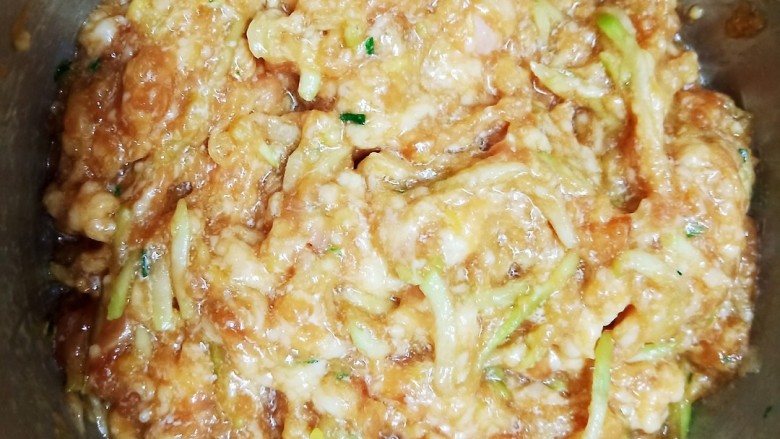 玉米面鲜肉包,加入一勺太太乐<a style='color:red;display:inline-block;' href='/shicai/ 3738'>芝麻油</a>增加香味,然后盖上保鲜膜放冰箱冷藏。