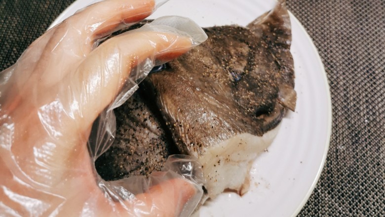 双椒鱼头,反复按摩入味,静置15分钟。