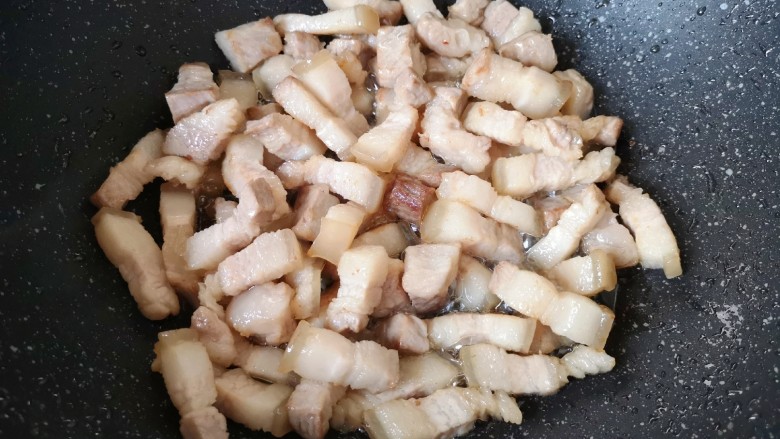 红烧烤麸,煸炒出油脂,五花肉表面微微焦黄。