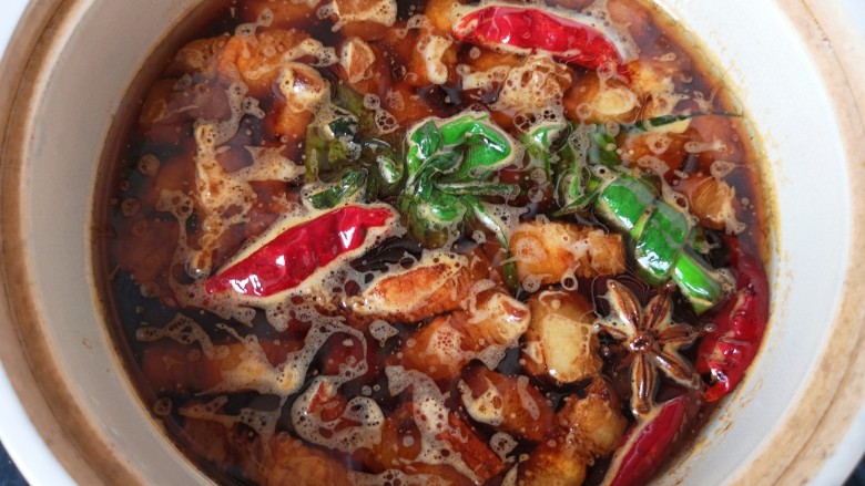红烧烤麸,将炒好的肉肉倒入砂锅,加入开水,大火烧开以后转小火炖80分钟。