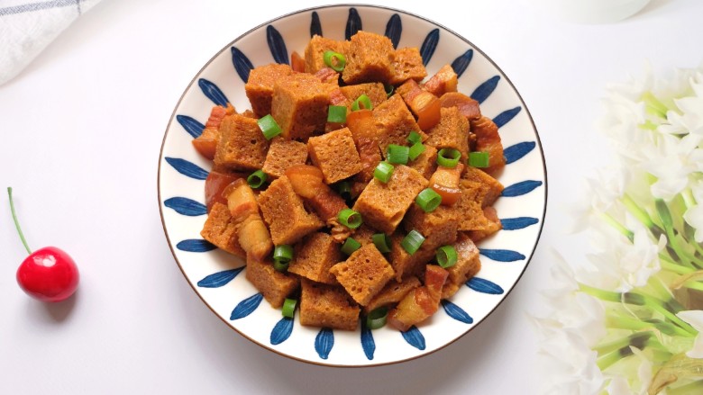 红烧烤麸,盛出装盘,撒上葱花。