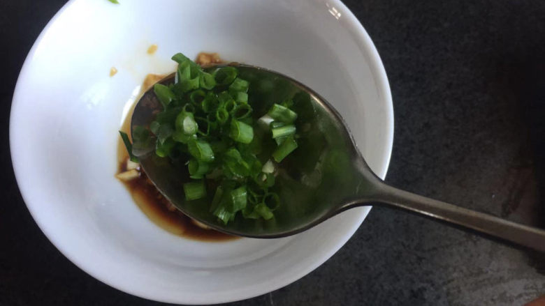 凉拌芦笋,最后来些葱花,搅拌均匀,料汁就调好了
