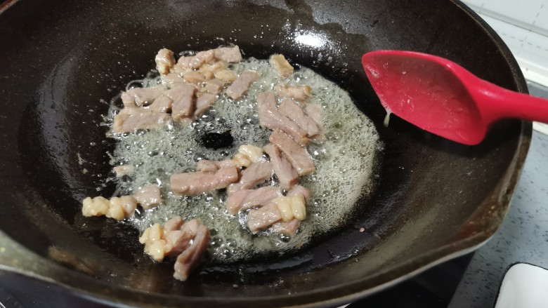 黑椒牛肉意面,起锅烧油,放入牛肉翻炒至变色断生