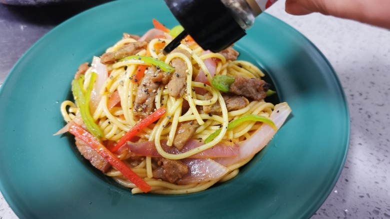 黑椒牛肉意面,最后在来点黑胡椒碎