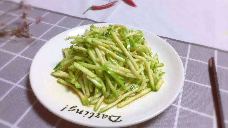 凉拌西葫芦,喜欢吃辣可以放些辣椒圈哦~