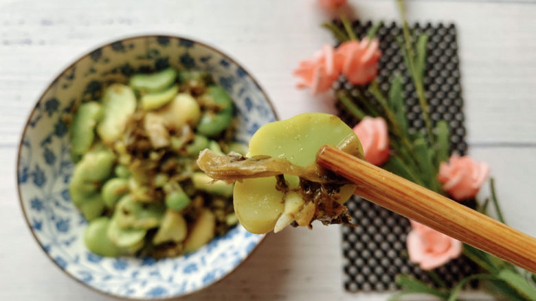 雪菜炒蚕豆,配白粥很是不错的噢～