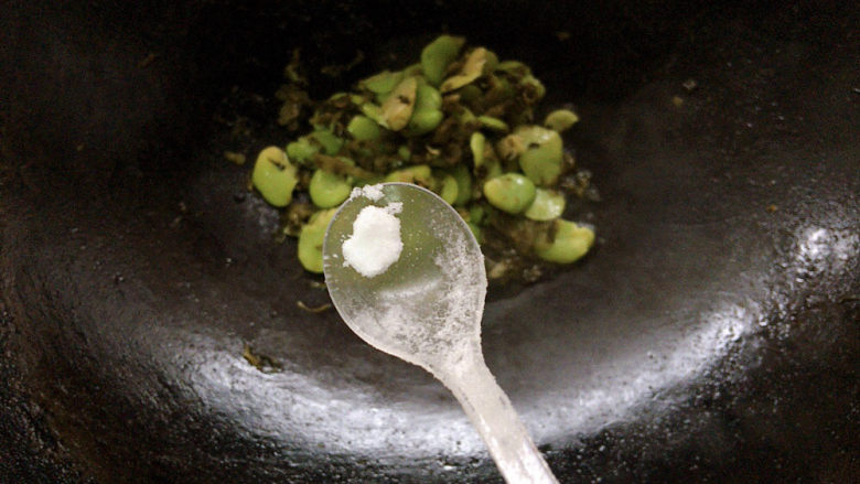 雪菜炒蚕豆,因为腌制的雪菜已经带咸味了,所以根据实际情况再酌情添加适量盐