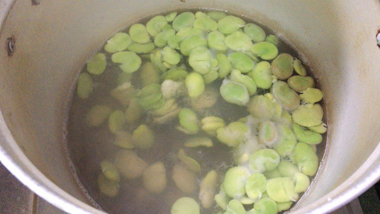 雪菜炒蚕豆,入沸水中汆烫去除豆腥味,同时便于快速烹饪