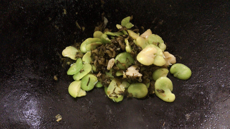 雪菜炒蚕豆,加入蚕豆仁翻炒至成熟,喜欢软一些的可加清水多焖煮一会儿