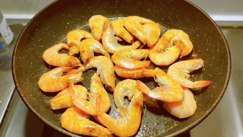 糖醋虾,起油锅放入食用油,油热后放入虾煎至两面变红色。