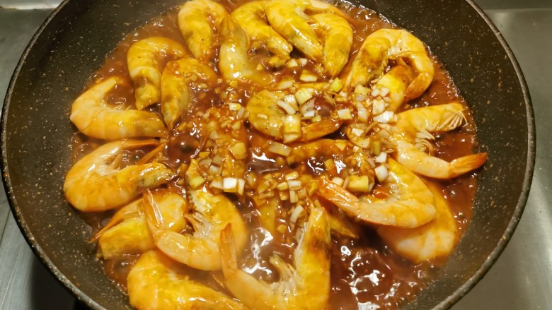 糖醋虾,烧开转中小火,期间翻面一次。